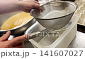 Preparation for making rolled omelets: Strain the egg mixture through a sieve. 141607027