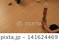 高く積み上げた木製の積み木タワーが崩れる瞬間 141624469