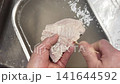 Pre-treatment of sea bream scraps: Remove the bloodline with a bamboo skewer to eliminate the fishy smell. 141644592