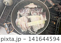 Pour water into the pot for simmering sea bream. 141644594