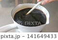 コーヒーゼリーを作る　インスタントコーヒーとグラニュー糖をよく混ぜて溶かす 141649433