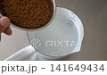 コーヒーゼリーを作る　沸かしたお湯でインスタントコーヒーとグラニュー糖を溶かす 141649434