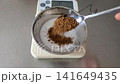 コーヒーゼリーを作る　グラニュー糖とインスタントコーヒーをまとめて計量する 141649435