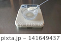 コーヒーゼリーを作る　粉ゼラチンを計量する 141649437