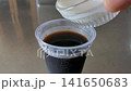 コーヒーゼリーを作る　コーヒーゼリーに生クリームを注ぐ 141650683