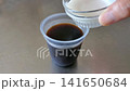 コーヒーゼリーを作る　コーヒーゼリーに生クリームを注ぐ 141650684