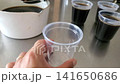 コーヒーゼリーを作る　コーヒー液を容器に入れる 141650686