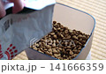 給餌器にキャットフードを補充する様子（畳） 141666359
