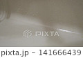除湿剤の水を捨てる様子 141666439