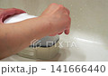 除湿剤のシールを剥がして準備する様子 141666440