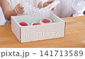 The scene of excitedly opening the package of peaches that arrived. 141713589