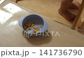 テーブルでボウルからシリアルを食べる子供の手元 141736790