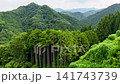 日本的山脈和深谷被翠綠的植被所環繞 141743739