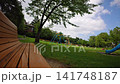 草地公園一排排戶外帳篷整齊排列。 141748187
