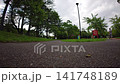 在鬱鬱蔥蔥的公園裡，帳篷和長椅林立。 141748189
