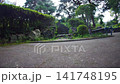 草地公園有動物造型的遊樂設施和沙坑 141748195