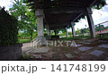 公園裡綠樹環繞的休息區 141748199