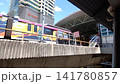 馬來西亞吉隆坡輕軌格拉那再也線上的高架列車和摩天大樓 141780857