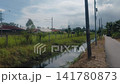 一輛KTM柴油機車正在馬來西亞郊區的鐵路線上行駛。 141780873