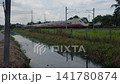 馬來西亞KTM ETS特快列車在馬來西亞郊區的鐵軌上飛馳。 141780874