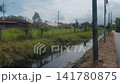 馬來西亞KTM ETS特快列車在馬來西亞郊區的鐵軌上飛馳。 141780875