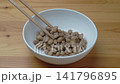 用筷子夾起納豆 141796895