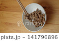 用筷子夾起納豆 141796896