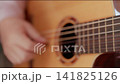一個人彈奏原聲吉他的特寫鏡頭：柔和而舒緩的氛圍 141825126