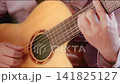 一個人彈奏原聲吉他的特寫鏡頭：柔和而舒緩的氛圍 141825127