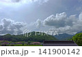 夏空の下に広がる集落と緑豊かな里山 141900142