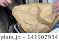打開一袋25公斤的烏冬麵粉，這是為一家日式酒吧做準備工作的一部分。 141907934