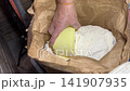從袋子舀出烏冬麵粉（日本） 141907935