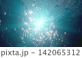 海面から差し込む太陽光と光芒を描いた青い海中のループアニメーション 142065312