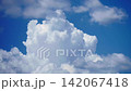 夏のさわやかな青空 《空に浮かぶ雲》 142067418
