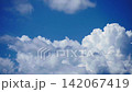 夏のさわやかな青空 《空に浮かぶ雲》 142067419