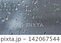 雨の日の窓ガラスについた水滴 142067544