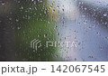 雨の日の窓ガラスについた水滴 142067545