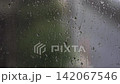 雨の日の窓ガラスについた水滴 142067546