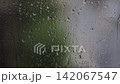 雨の日の窓ガラスについた水滴 142067547