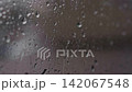 雨の日の窓ガラスについた水滴 142067548