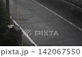 大雨が打ち付ける道路 水たまり 142067550