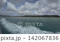 夏の日本の沖縄・久米島の疾走しているボートの上からの海上の風景 142067836