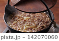 Cook the beef bowl ingredients in an iron pot. 142070060
