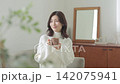 リビングのソファに座るミドル女性 リビングのソファに座るミドル女性 142075941
