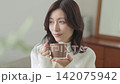 リビングのソファに座るミドル女性 リビングのソファに座るミドル女性 142075942