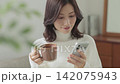 リビングのソファに座るミドル女性 リビングのソファに座るミドル女性 142075943