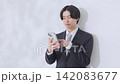 スーツの男性 スーツの男性 142083677