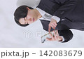 スーツの男性 スーツの男性 142083679