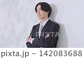 スーツの男性 スーツの男性 142083688