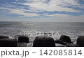 影片畫面顯示大海和藍天，海浪拍打著防波堤。 142085814